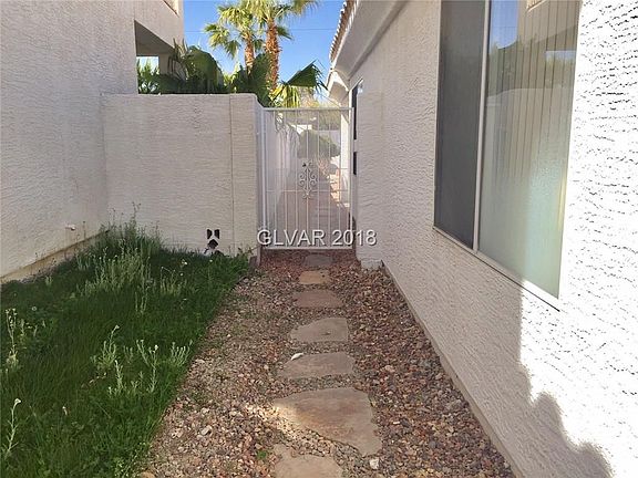 SIDE GATED YARD