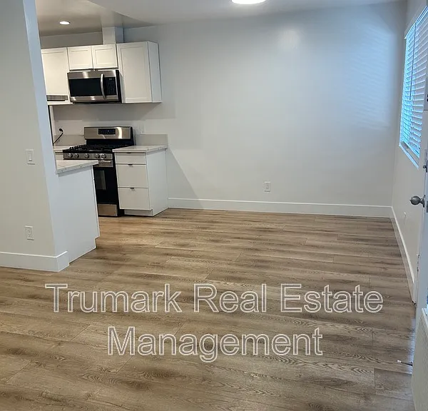 1422 E Maple St #2 — Photo 4