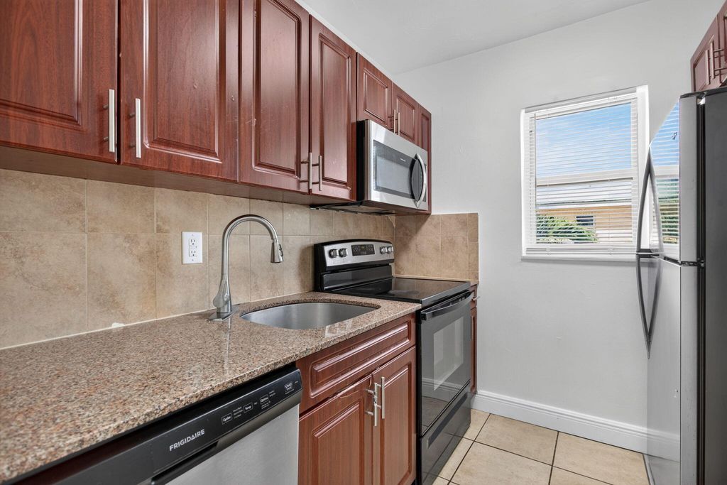 909 Pine Dr APT 9, photo 2