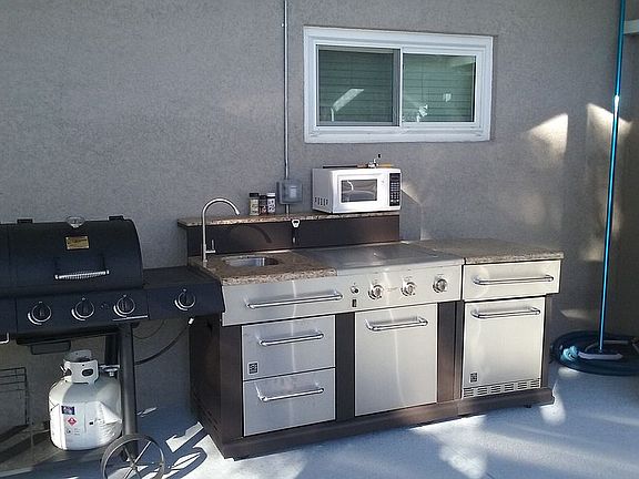 covered outside kitchen