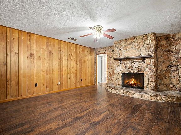 3rd image of 820 Pine Run Rd