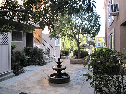 3rd image of 839 S Plymouth Blvd APT 1