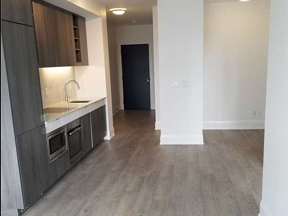 3rd image of 101 Erskine Ave #613