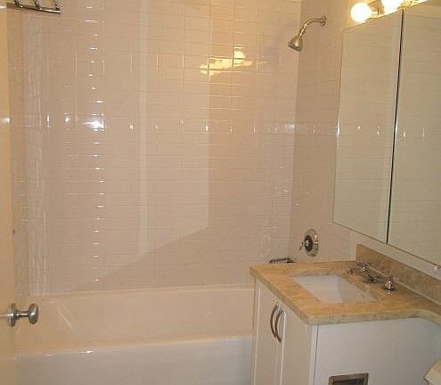 4th image of 250 E 30th St APT 4A