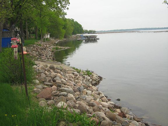 400+' of Shoreline