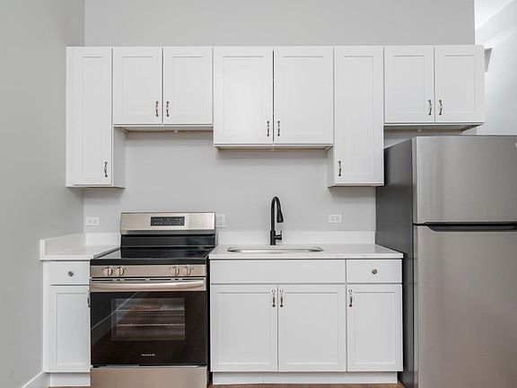 2nd image of 1219 W Devon Ave #201