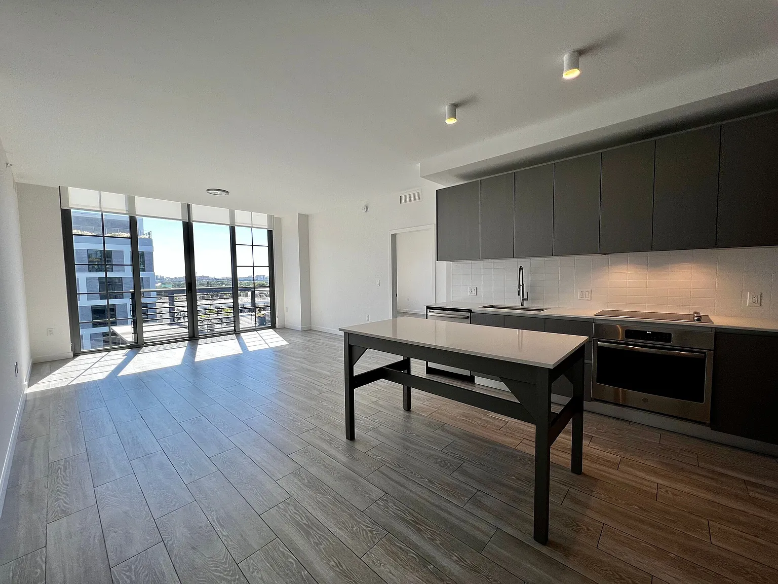 1 bed, 708 sqft, $2,157 — Photo 2