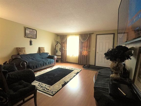 3rd image of 209 Oakwood Ln #9