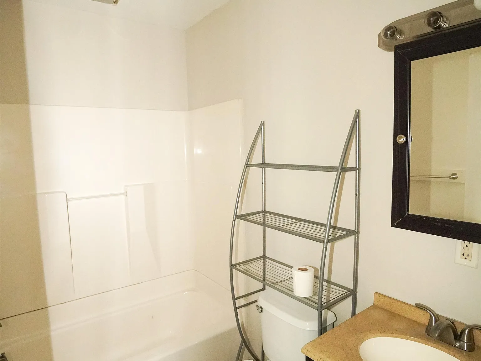 394 Mary Street - 1 — Photo 4