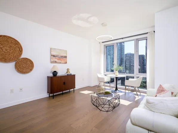 75 Park Lane South image 4 of 50