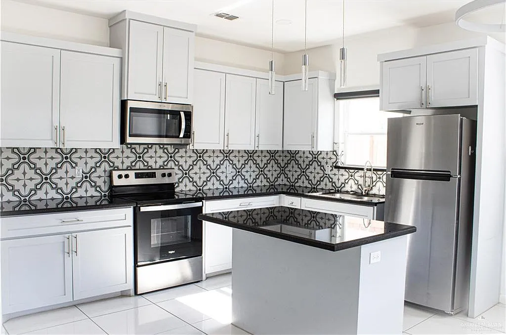 2 bed, 2.0 bath, 4322 sqft, $1,150 — Photo 2