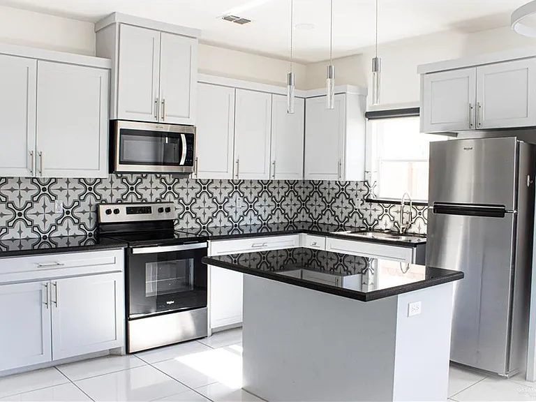 1600 Angelina Dr #4 — Photo 4