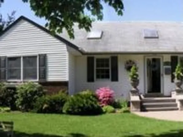 902 Bruce Dr, Wantagh, NY 11793