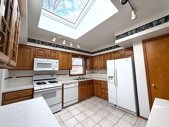4th image of 3382 Devon Dr NE
