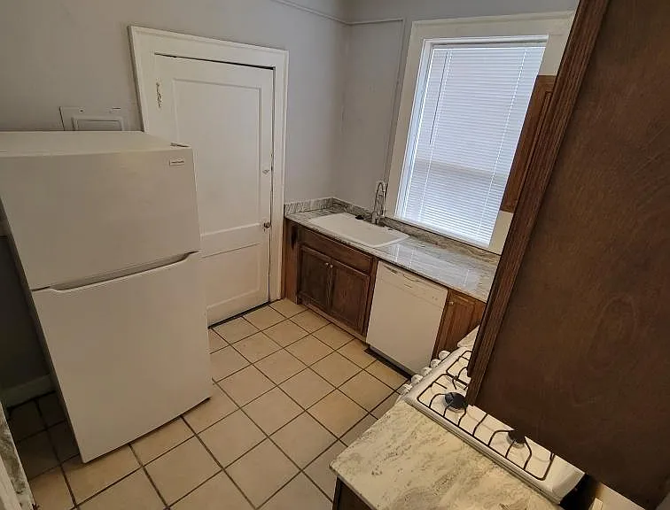 Colonial Apartments — Photo 18