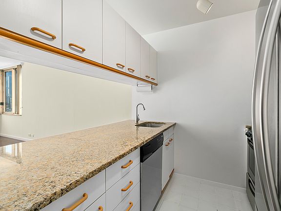 3rd image of 350 W 50th St APT 11D