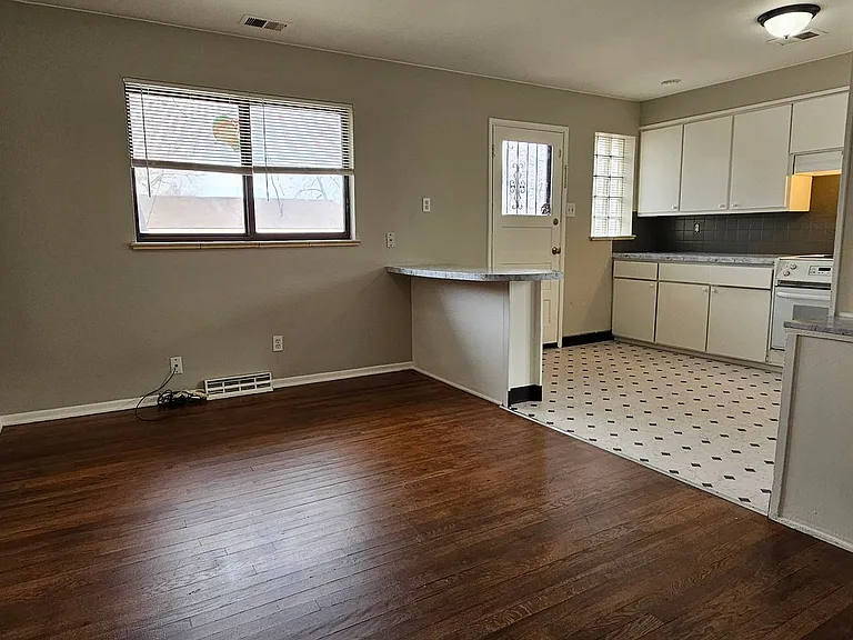 1136 Akron St — Photo 10