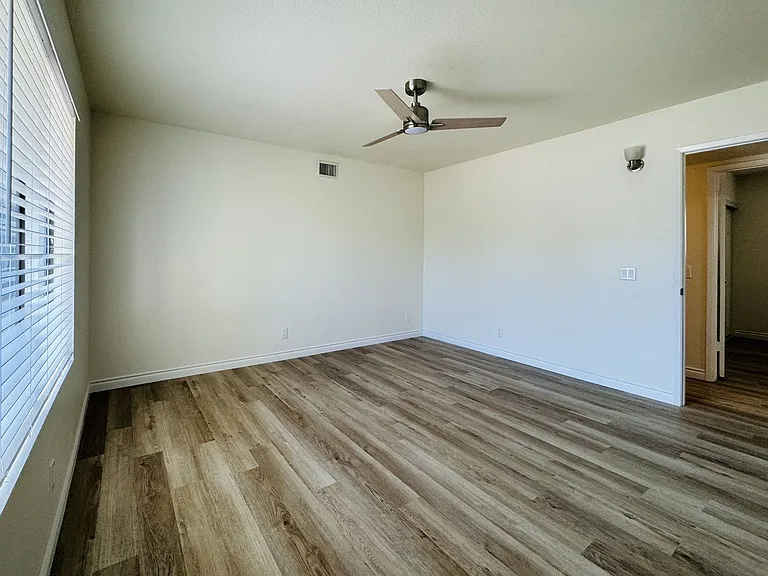 2105 E Petunia St — Photo 20