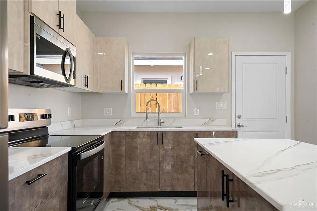 3 bed, 2.0 bath, 1125 sqft, $1,350 — Photo 3