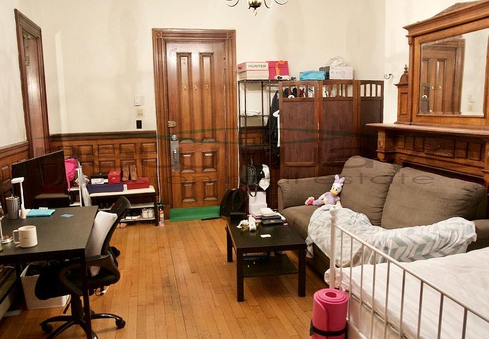 2nd image of 291 Newbury St #1