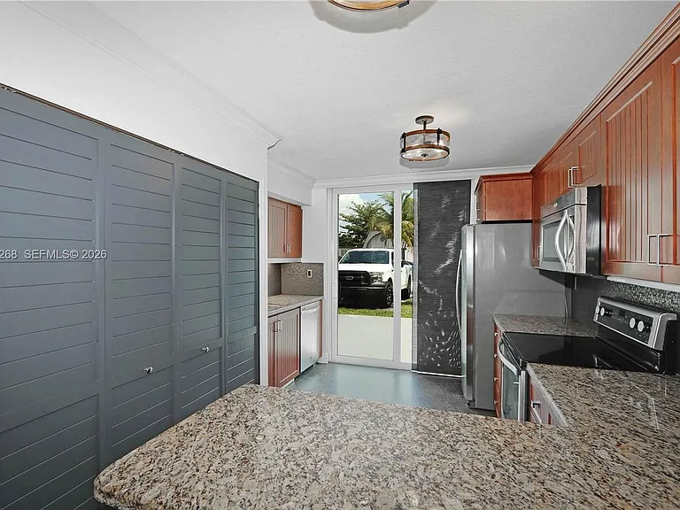 12340 SW 20th Ter #12340 — Photo 2
