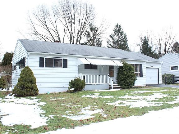 3rd image of 809 Dickinson Dr