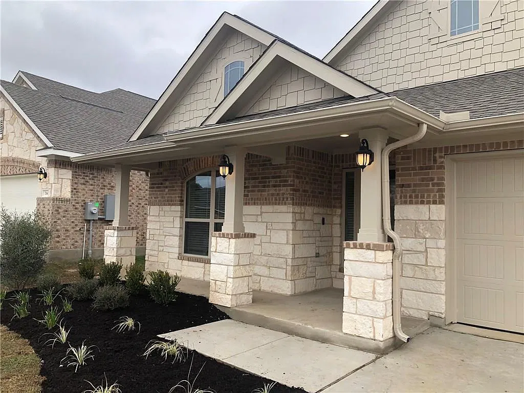 3 bed, 2.0 bath, 1833 sqft, $2,390 — Photo 3