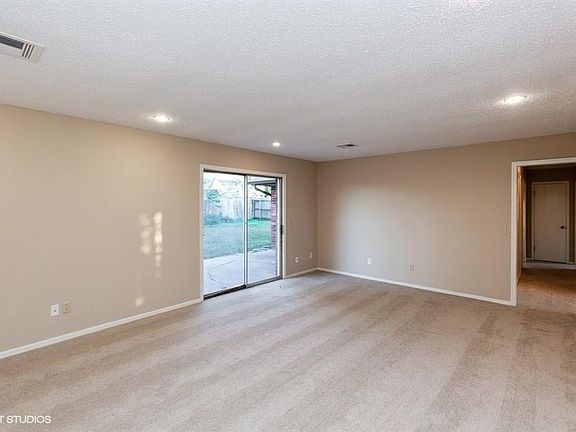 3rd image of 204 S Patterson Dr