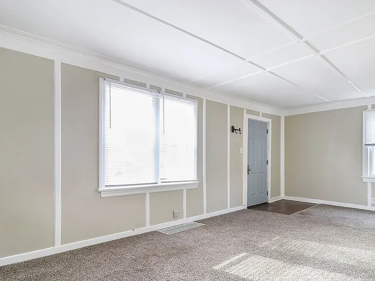 405 E Woodside St — Photo 2