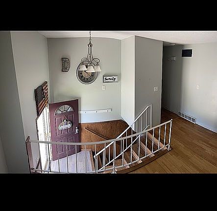 4th image of 810 10th Ave NW
