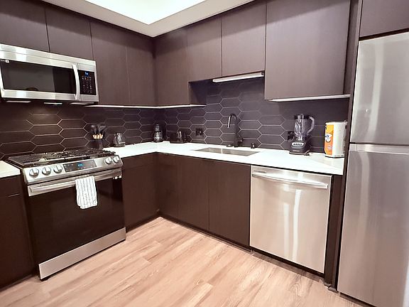 5th image of 5636 De Longpre Ave #311