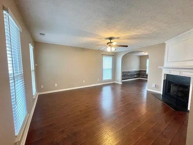 3 bed, 2.5 bath, 1527 sqft, $2,100 — Photo 4