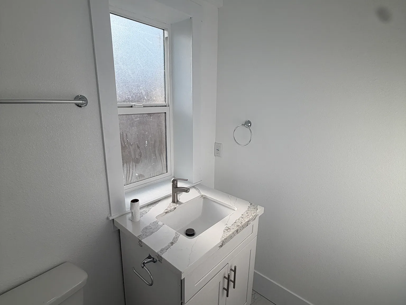 2 bed, 2.5 bath, 925 sqft, $3,500 — Photo 2