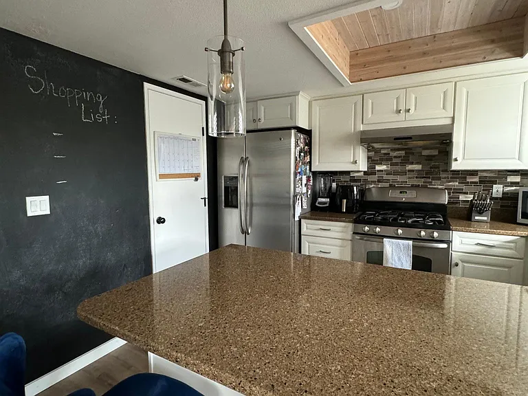 1051 E Broad St — Photo 15