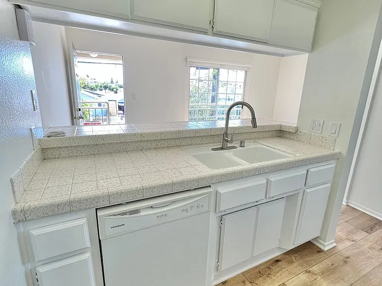 Top-Floor 2BD/1BA with Private Deck — Photo 5