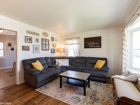 3rd image of 128 River Dr