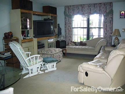 Livingroom CARPET NEEDS REPLACING !