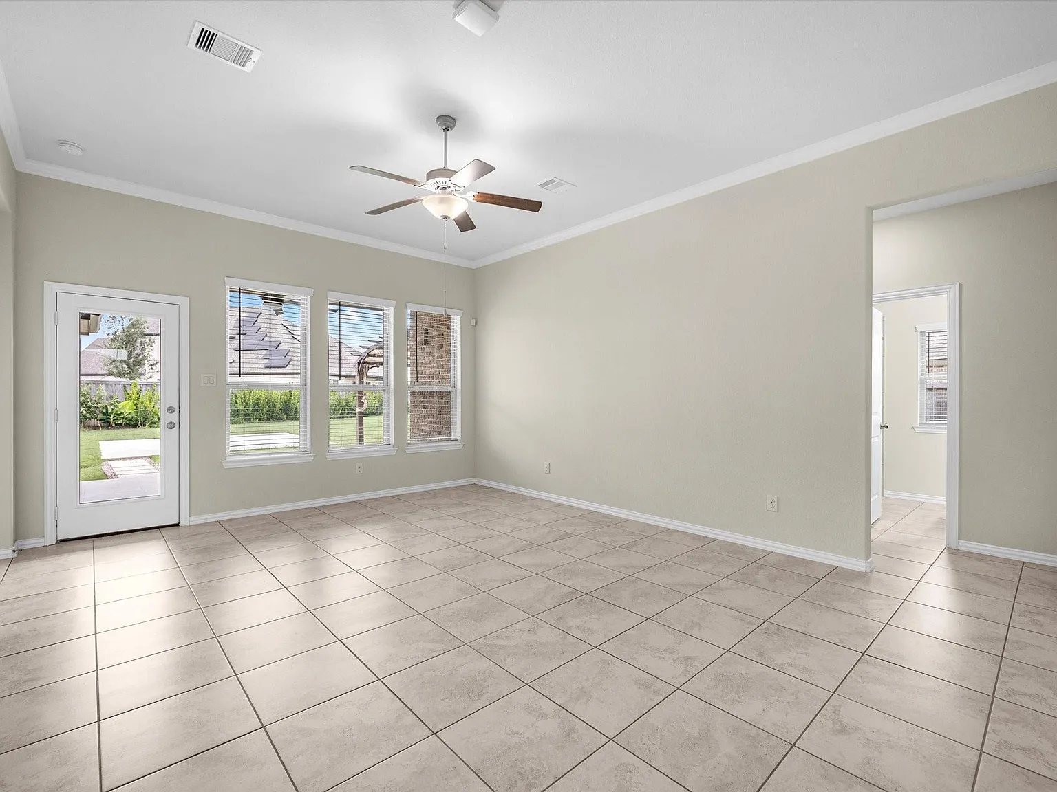 3 bed, 2.0 bath, 1664 sqft, $2,900 — Photo 4