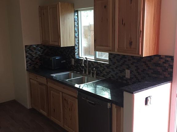 3rd image of 830 E 8th St #2