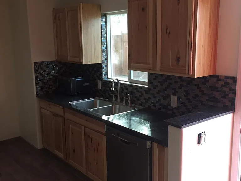 830 E 8th St #2 — Photo 3
