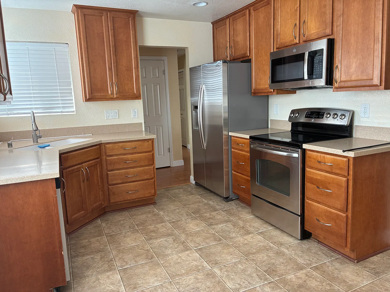 3 bed, 1040 sqft, $2,500 — Photo 2