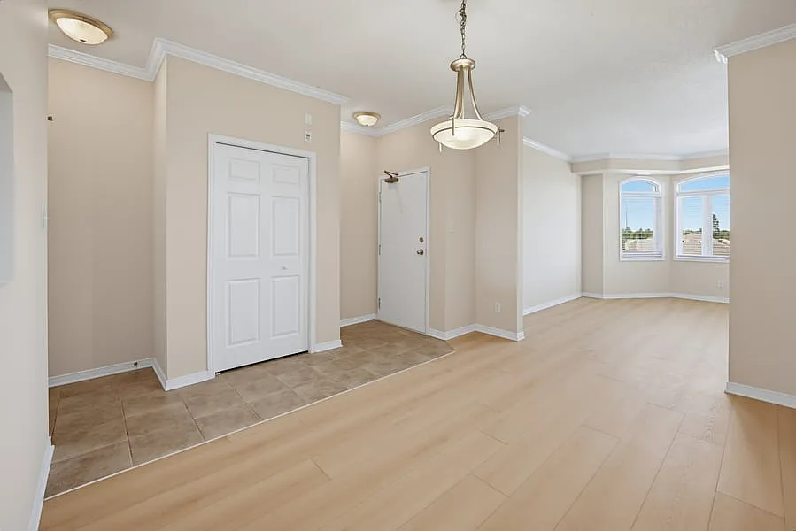 190 Rustic Hills Crescent Unit 7 — Photo 2