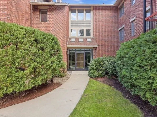 770 Salisbury St APT 555, Worcester, MA 01609