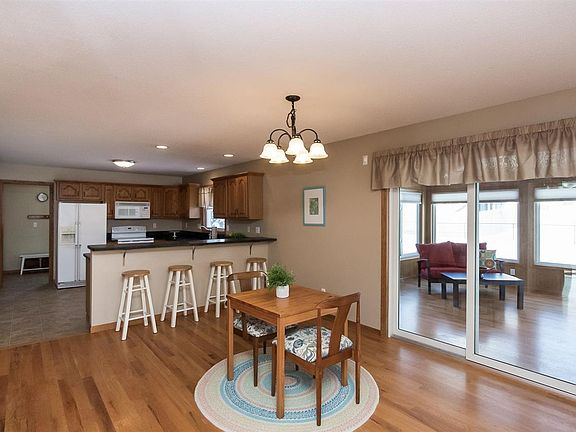 2nd image of 840 Saint Andrews Dr