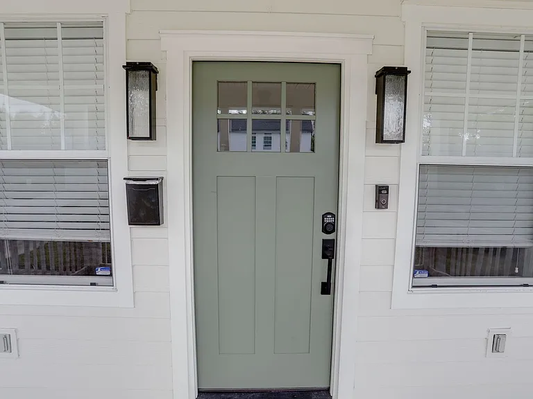 1033 N Hampton Ave — Photo 5