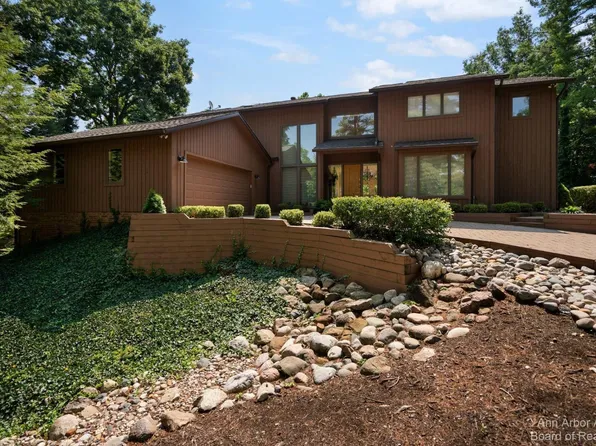 750 Barclay Ct, Ann Arbor, MI 48105