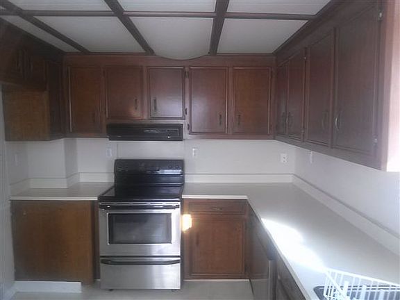 Stainless & black stove and lots of cupboards!