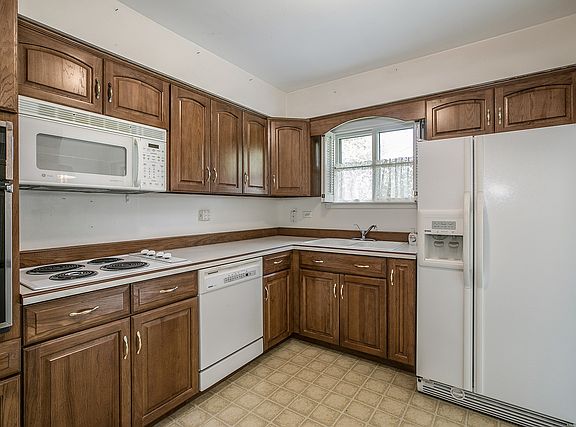 4th image of 595 Hitchcock Ave