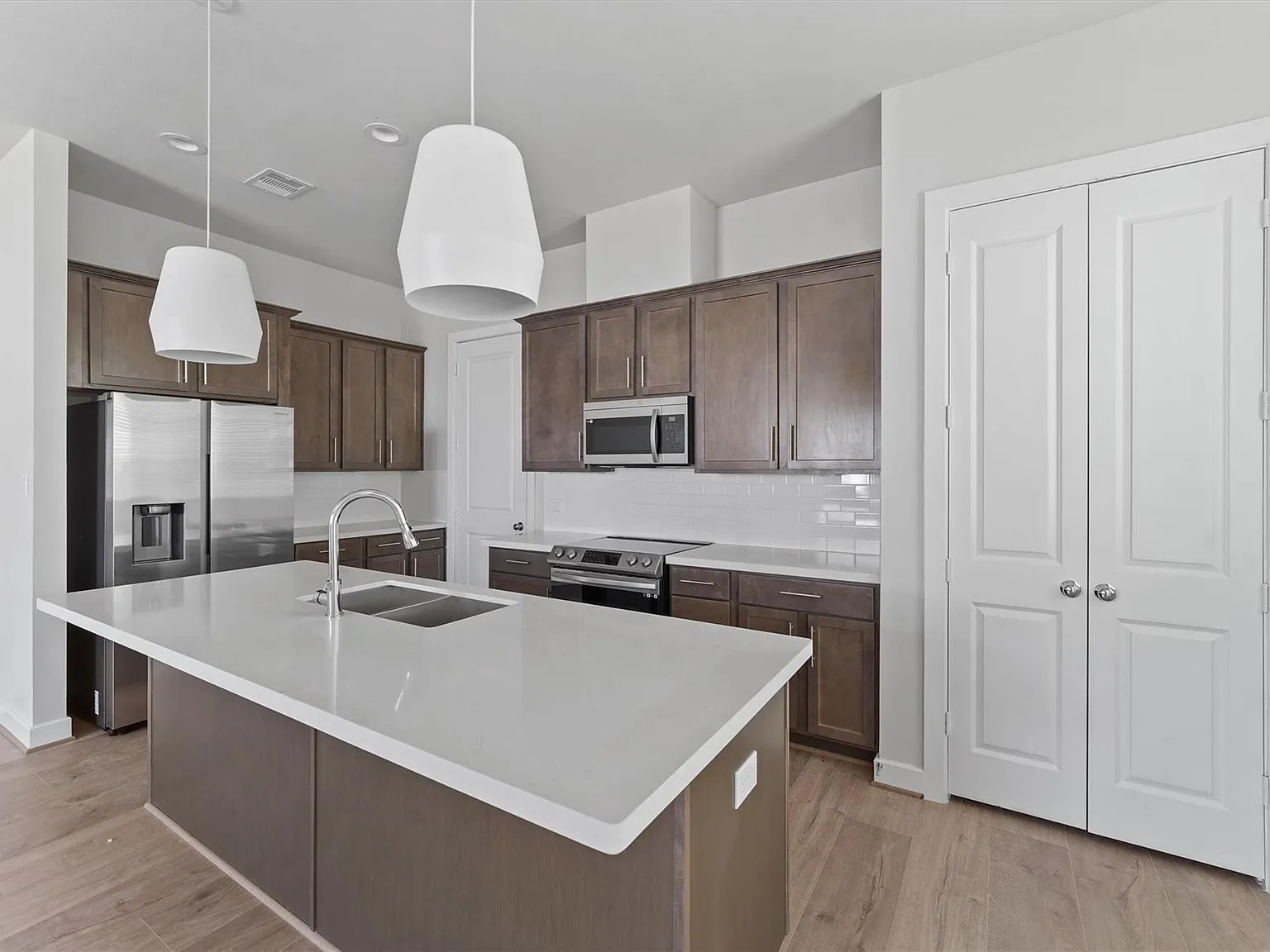 3 bed, 2.5 bath, 1504 sqft, $2,350 — Photo 4