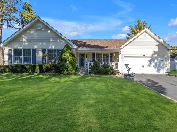 17 Pine Edge Place, Dix Hills, NY 11746